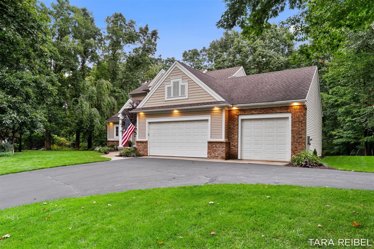 Photo 3 of Single family home for sale at 4320 Trail E Dr, Ada, MI 49301 | MLS# 70559335 | Listing updated on 2026-09-18