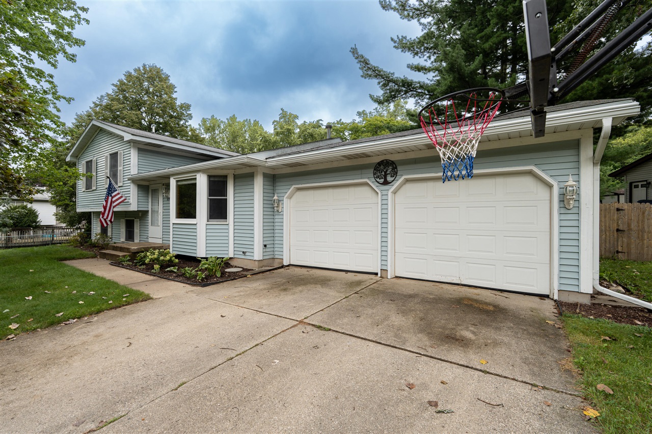 Photo 1 of Single family home for sale at 890 Gabrielle Ct, Grand Rapids, MI 49505 | MLS# 70559349 | Listing updated on 2026-09-17