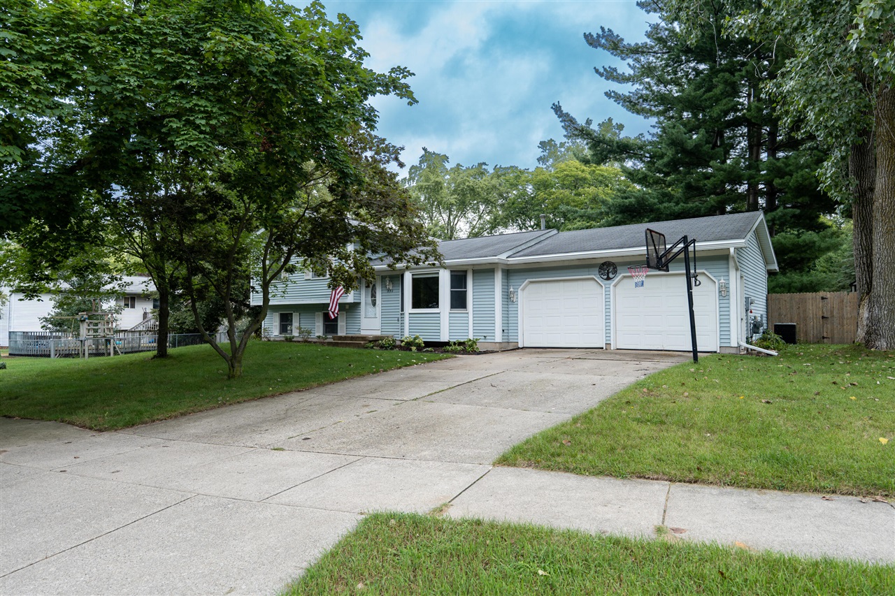 Photo 3 of Single family home for sale at 890 Gabrielle Ct, Grand Rapids, MI 49505 | MLS# 70559349 | Listing updated on 2026-09-17