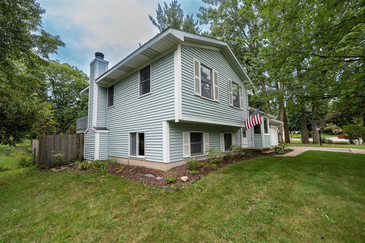 Photo 4 of Single family home for sale at 890 Gabrielle Ct, Grand Rapids, MI 49505 | MLS# 70559349 | Listing updated on 2026-09-17