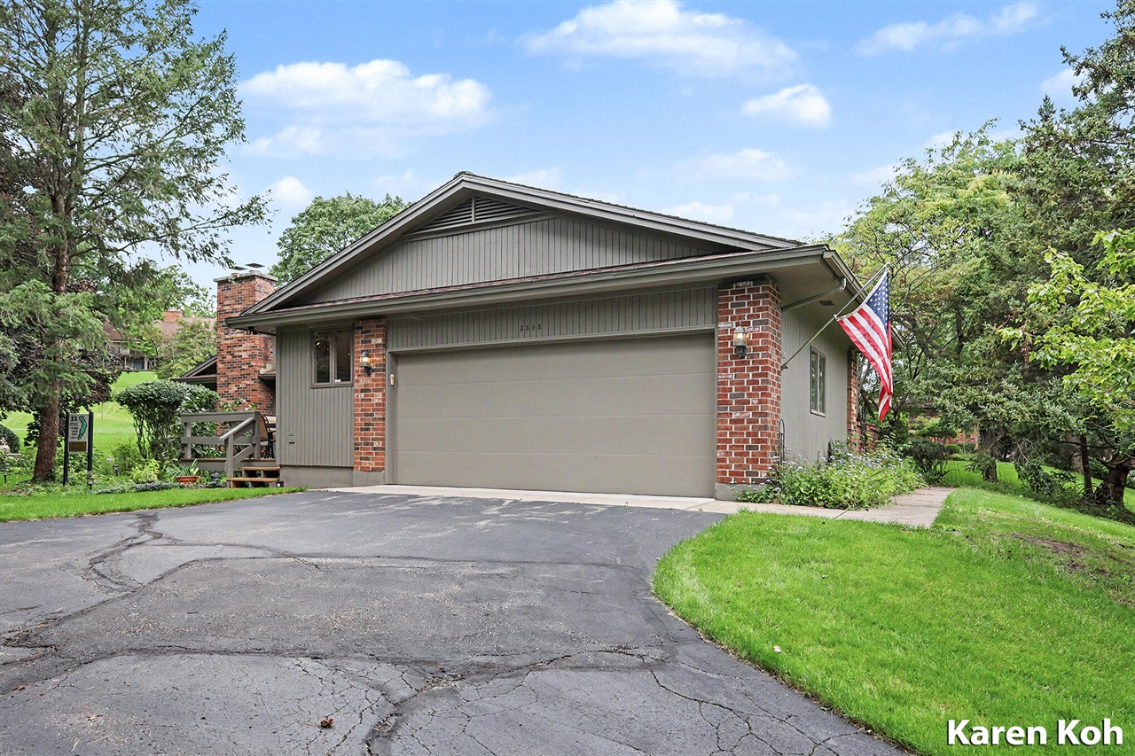 Condo for sale at 3598 Charlevoix Dr, Grand Rapids, MI 49546 | MLS# 70559390