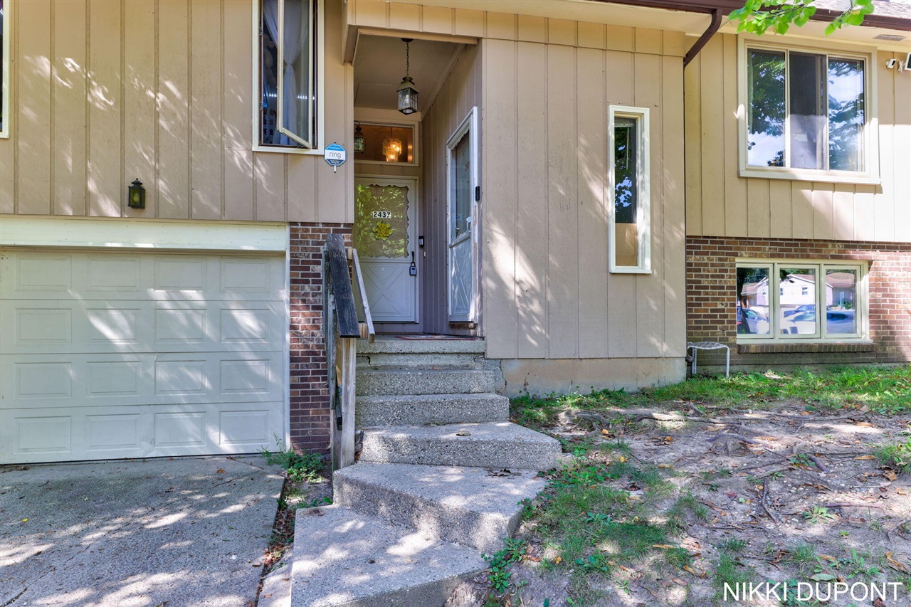 Photo 3 of Multi family home for sale at 2435-2437 Edgewood Ave, Grand Rapids, MI 49546 | MLS# 70559460 | Listing updated on 2026-09-18