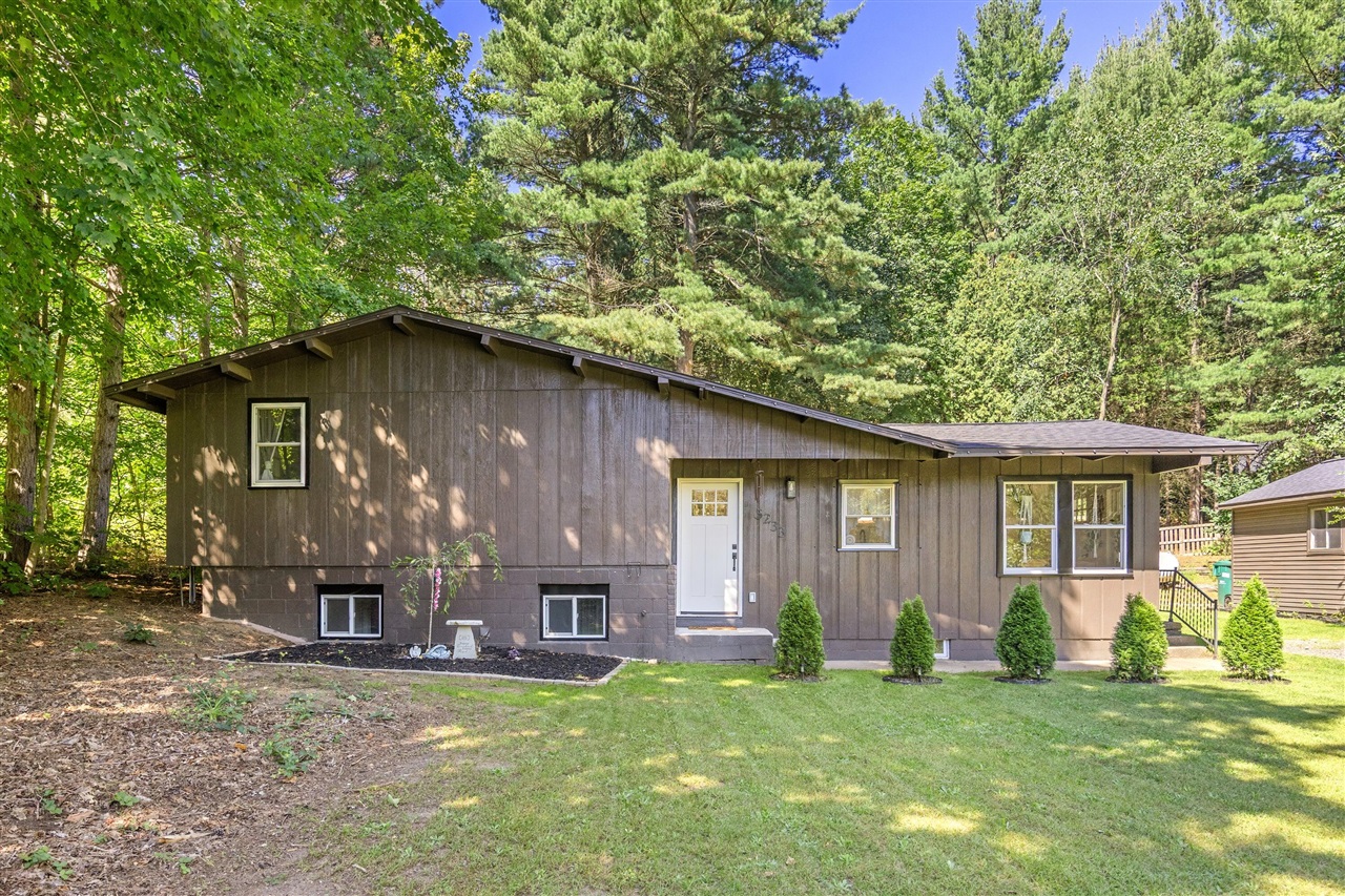 Photo 1 of Single family home for sale at 3233 13 Mile Rd, Rockford, MI 49341 | MLS# 70559563 | Listing updated on 2026-09-25