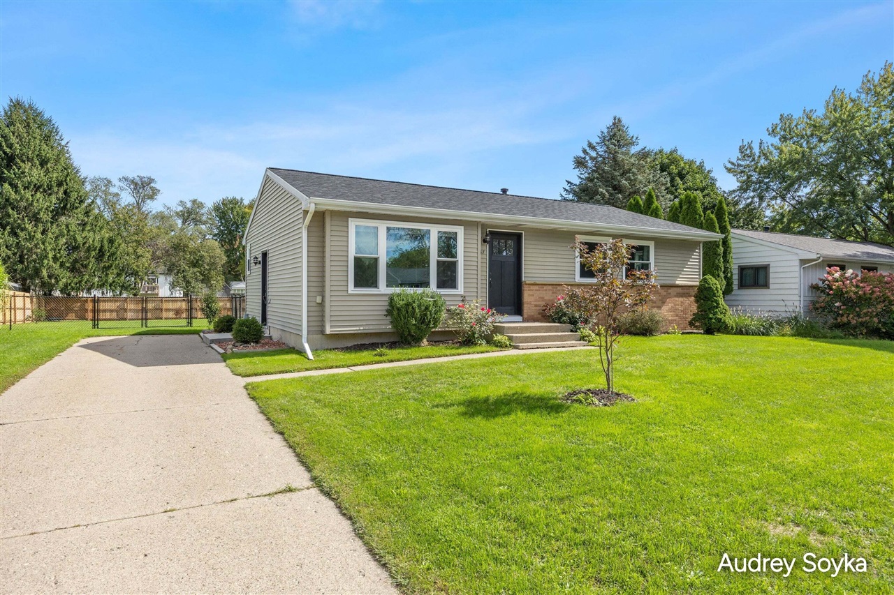 Photo 2 of Single family home for sale at 237 Roberta Jayne Dr, Lowell, MI 49331 | MLS# 70559648 | Listing updated on 2026-09-25