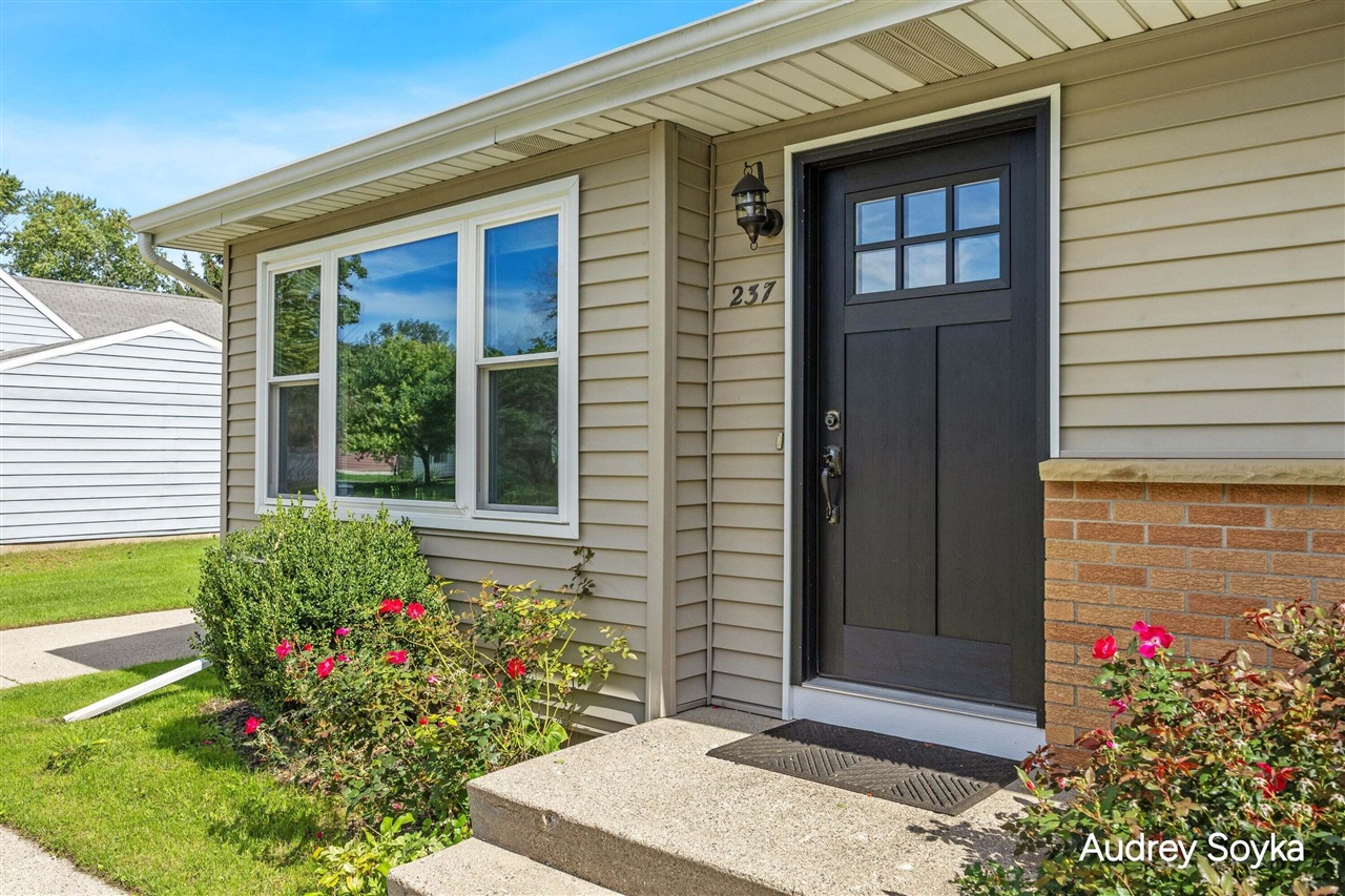 Photo 3 of Single family home for sale at 237 Roberta Jayne Dr, Lowell, MI 49331 | MLS# 70559648 | Listing updated on 2026-09-25