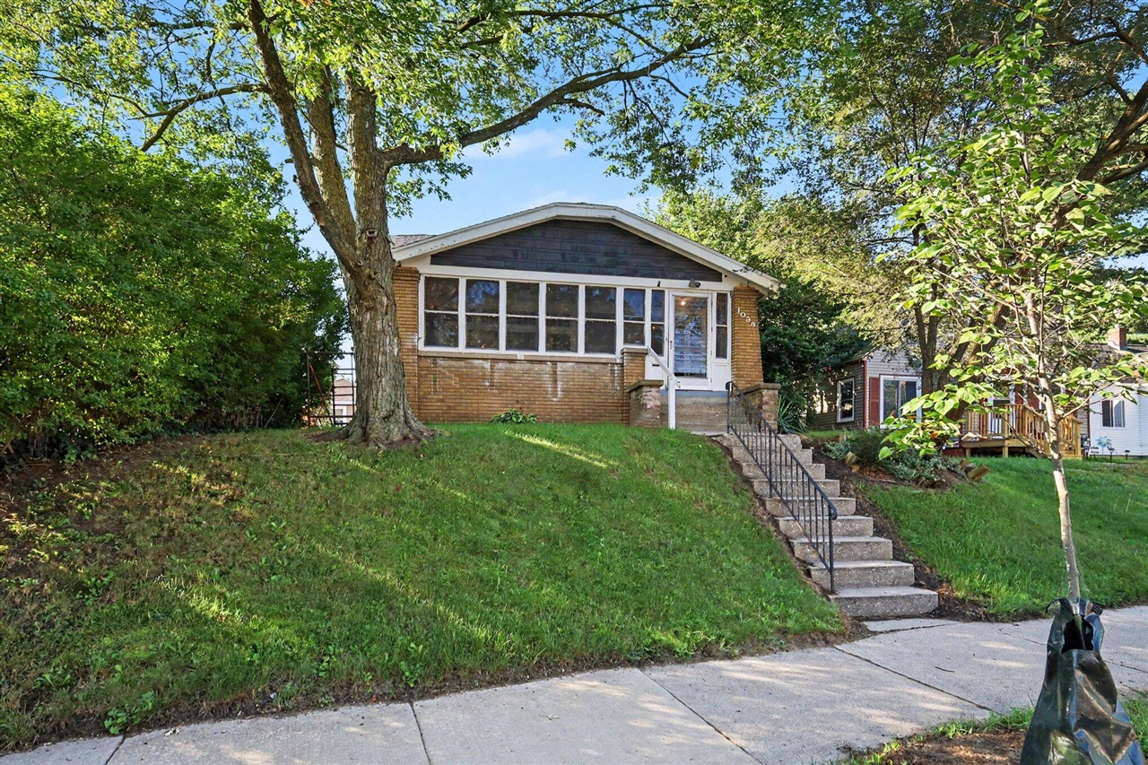 Single family home for sale at 1036 Dickinson St, Grand Rapids, MI 49507 | MLS# 70559677
