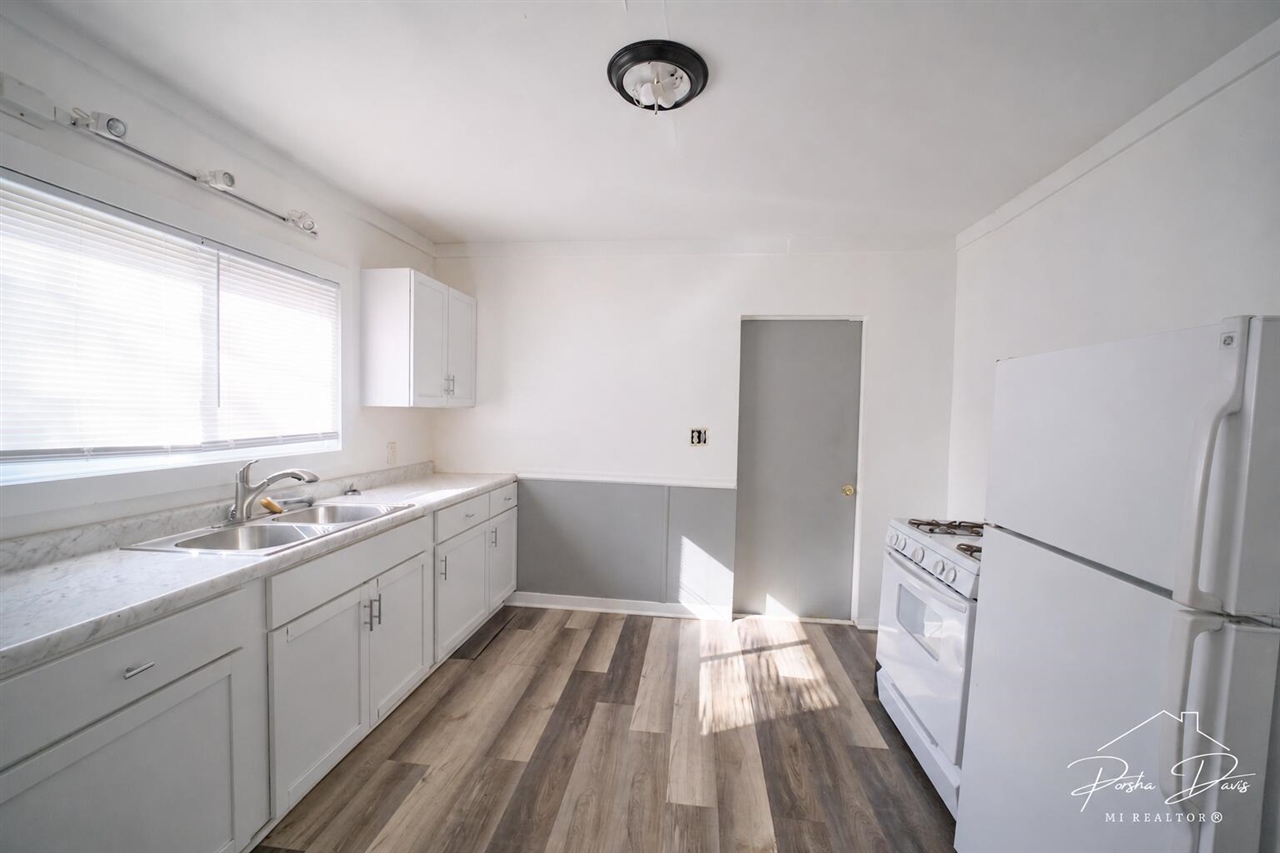 Listing Photo 4 - Condo for sale in building located at 1219 Boston St, Grand Rapids, MI 49507