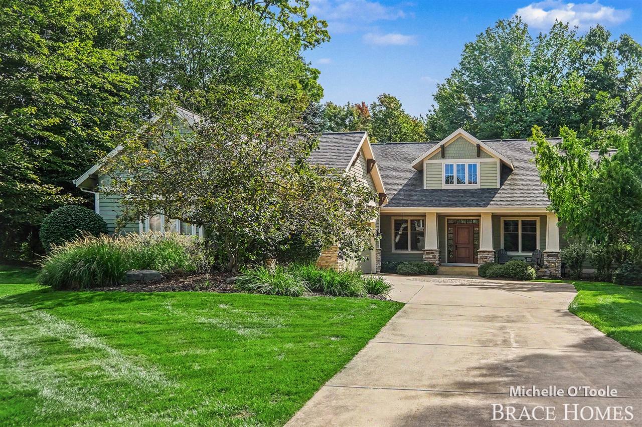 Photo 2 of Mansion for sale at 4260 S Oak Pointe Ct, Grand Rapids, MI 49525 | MLS# 70559736 | Listing updated on 2026-10-06