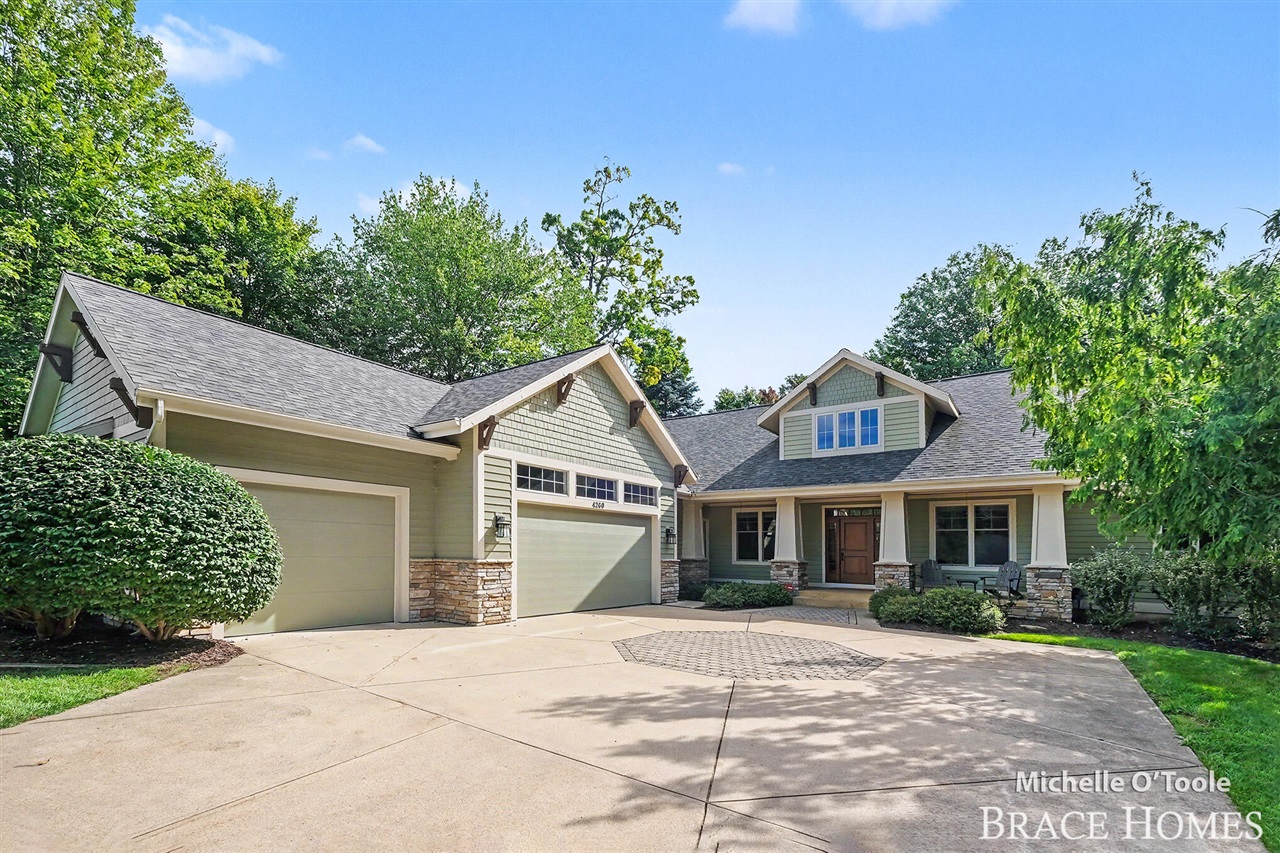 Photo 3 of Mansion for sale at 4260 S Oak Pointe Ct, Grand Rapids, MI 49525 | MLS# 70559736 | Listing updated on 2026-10-06