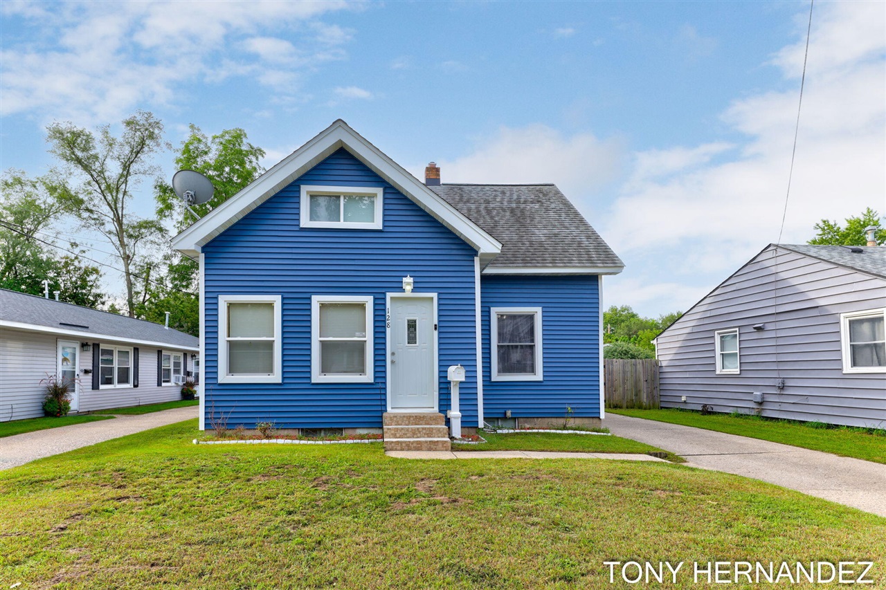 Single family home for sale at 128 Burt St, Grand Rapids, MI 49548 | MLS# 70559746
