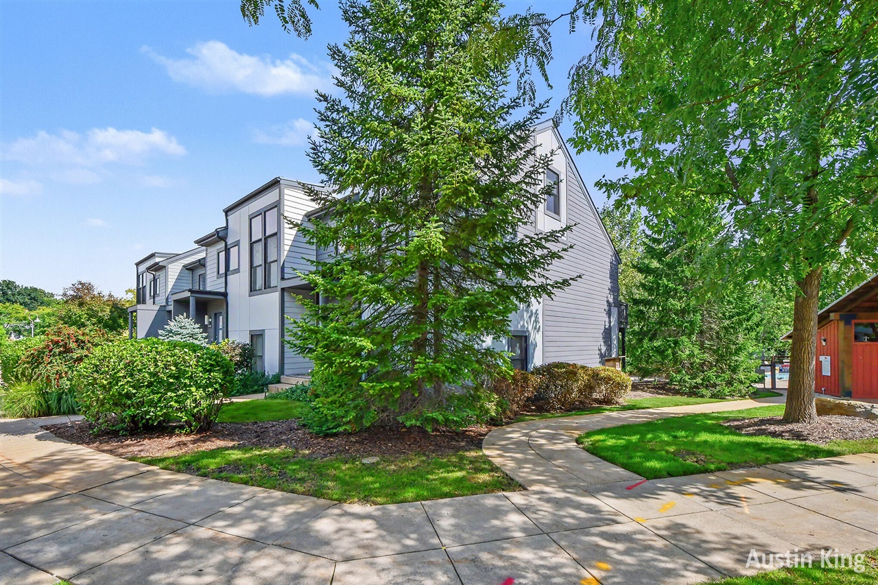 Photo 2 of Condo for sale at 2114 New Town Dr, Grand Rapids, MI 49525 | MLS# 70559820 | Listing updated on 2026-10-05