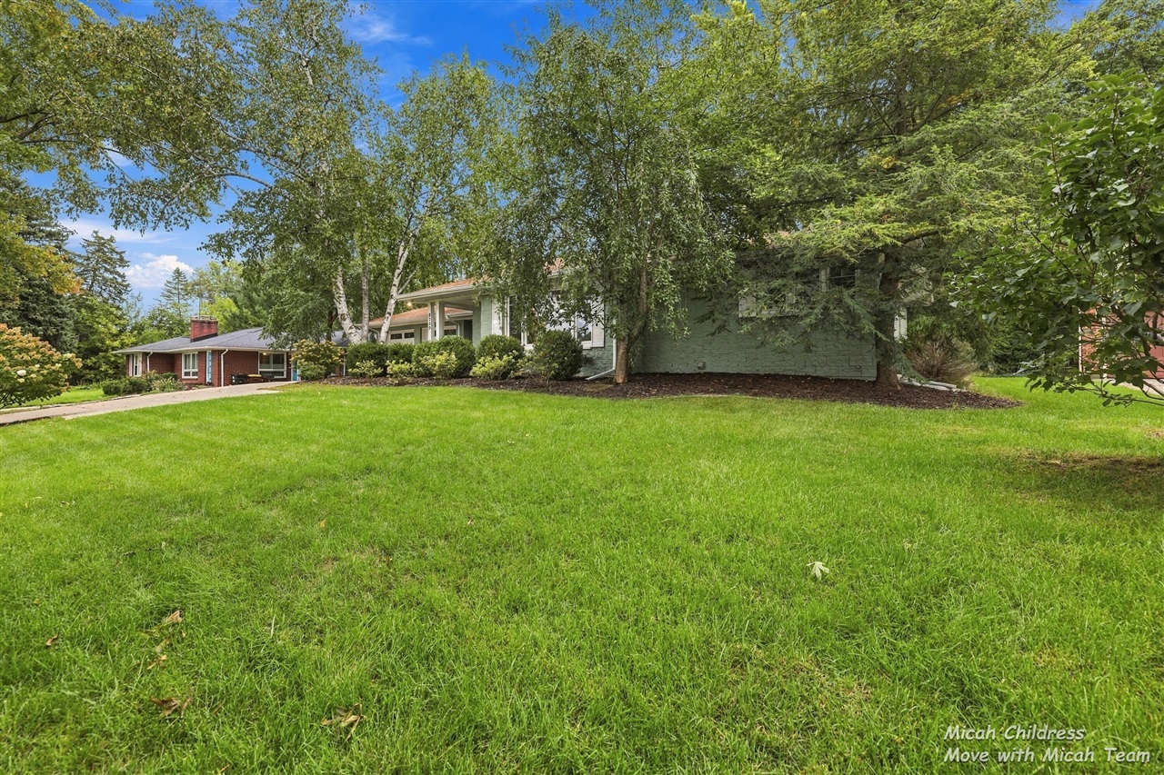 Photo 2 of Sale Pending at 2730 Robinson Rd, Grand Rapids, MI 49506 | MLS# 70559887 | Listing updated on 2026-09-26