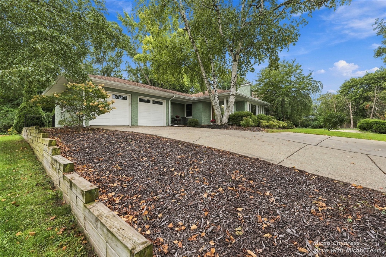 Photo 3 of Sale Pending at 2730 Robinson Rd, Grand Rapids, MI 49506 | MLS# 70559887 | Listing updated on 2026-09-26
