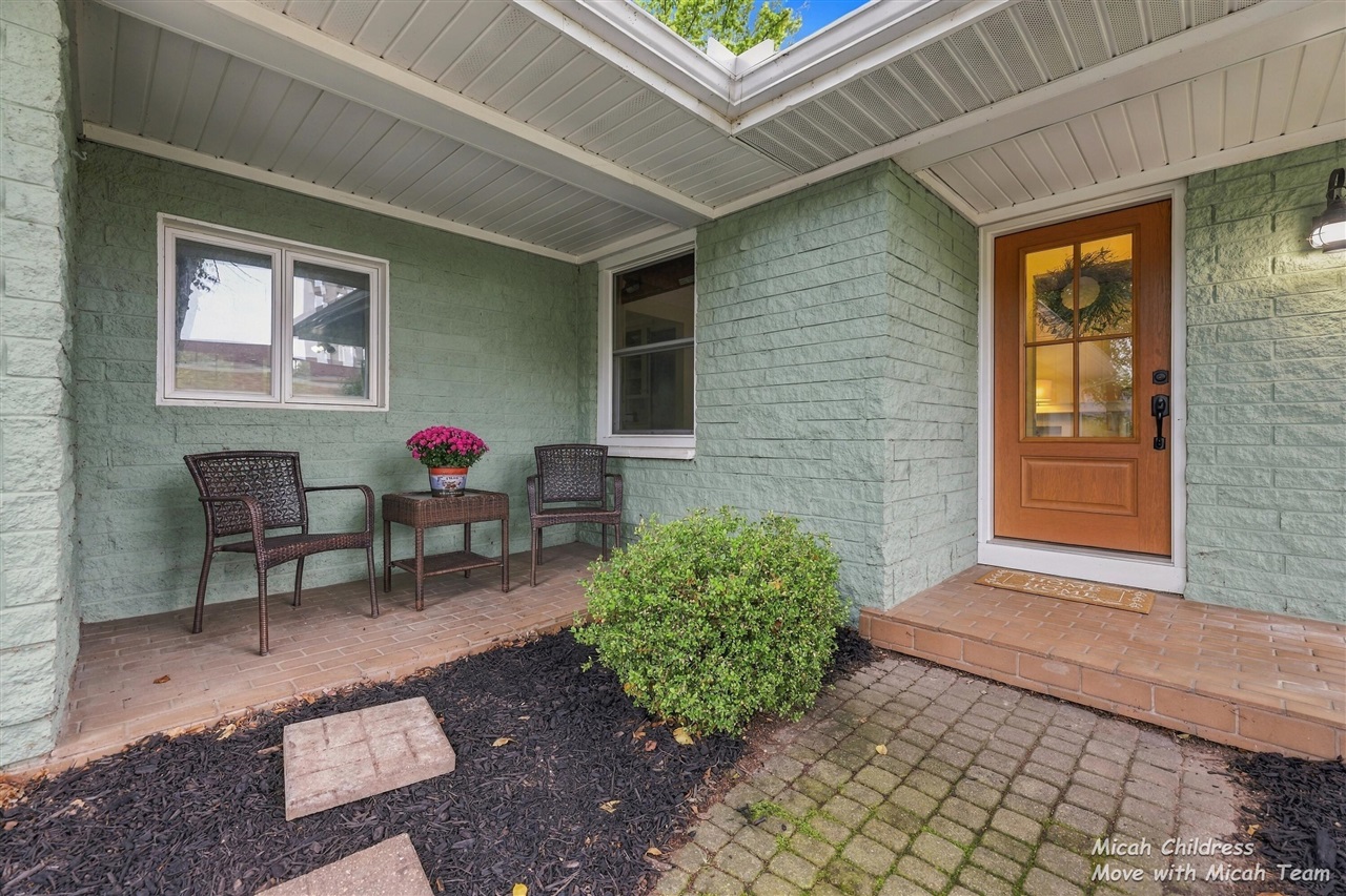 Photo 3 of Sale Pending at 2730 Robinson Rd, Grand Rapids, MI 49506 | MLS# 70559887 | Listing updated on 2026-09-26