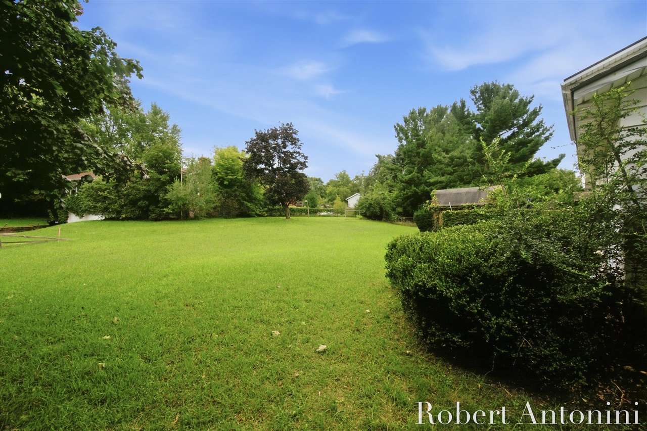 Photo 3 of Sale Pending at 3756 Summit View Dr, Grand Rapids, MI 49525 | MLS# 70559947 | Listing updated on 2026-09-24