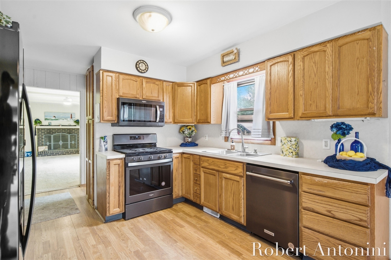 Photo 4 of Sale Pending at 3756 Summit View Dr, Grand Rapids, MI 49525 | MLS# 70559947 | Listing updated on 2026-09-24