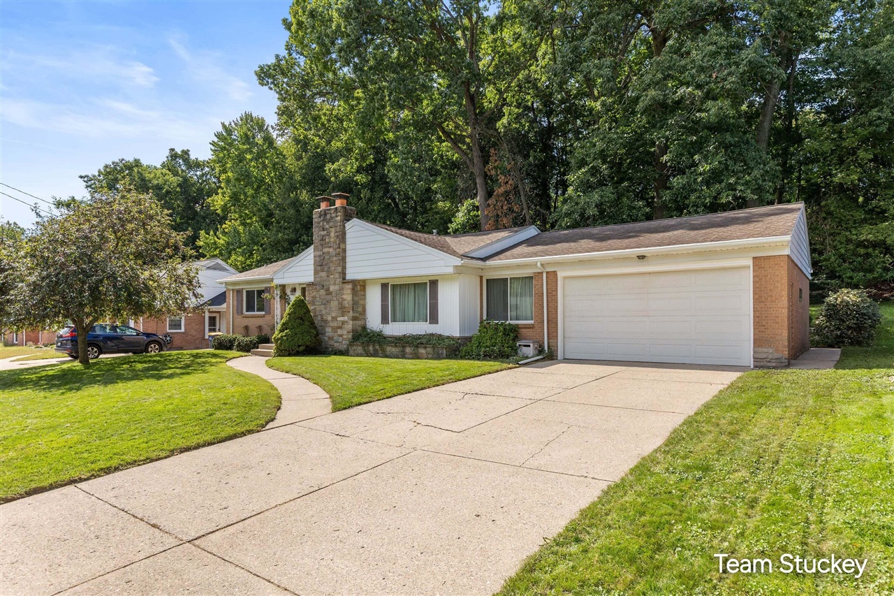 Photo 2 of Single family home for sale at 1127 Maplegrove Dr, Grand Rapids, MI 49504 | MLS# 70560214 | Listing updated on 2026-09-23