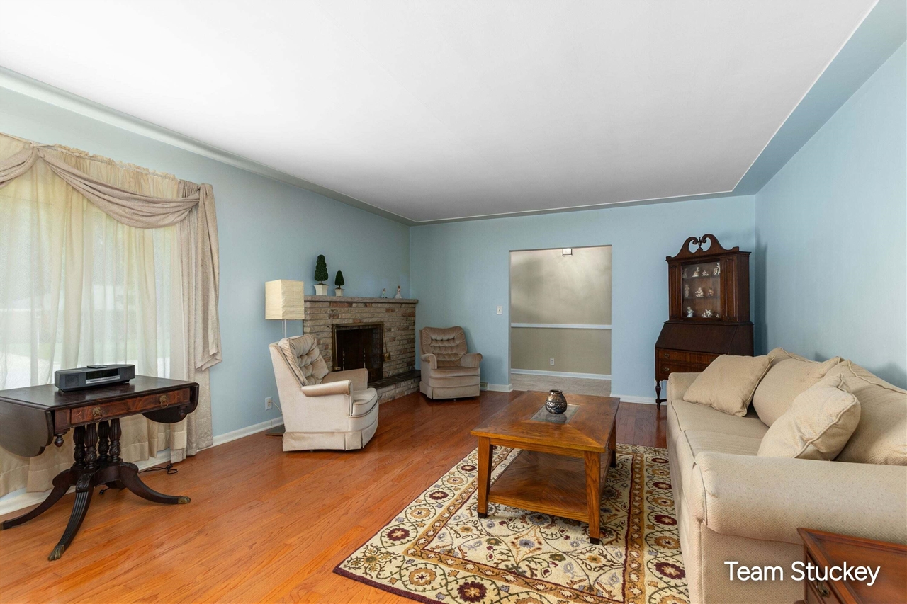 Photo 4 of Single family home for sale at 1127 Maplegrove Dr, Grand Rapids, MI 49504 | MLS# 70560214 | Listing updated on 2026-09-23