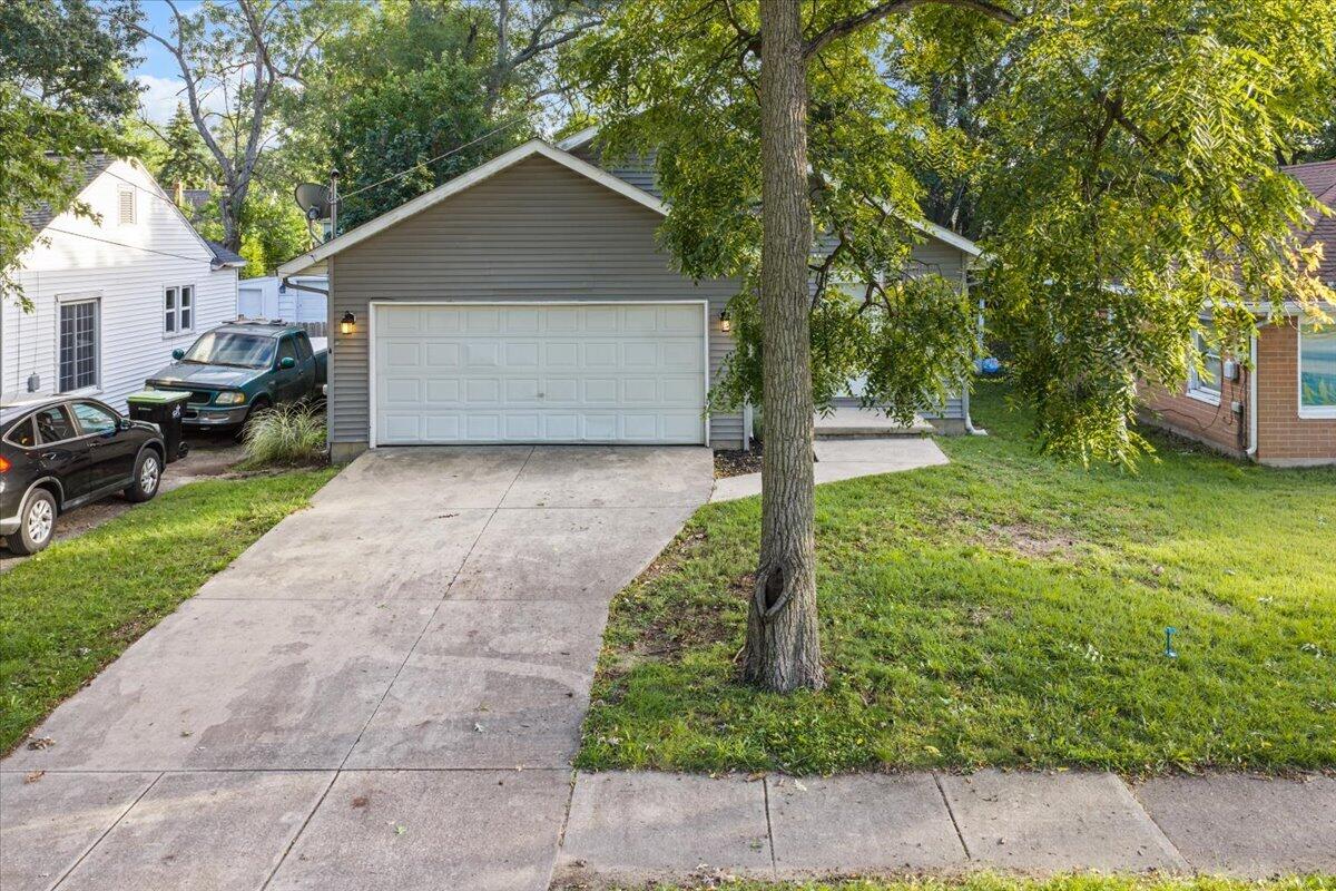 Photo 2 of Single family home for sale at 216 Maplelawn St, Grand Rapids, MI 49548 | MLS# 70560263 | Listing updated on 2026-09-24