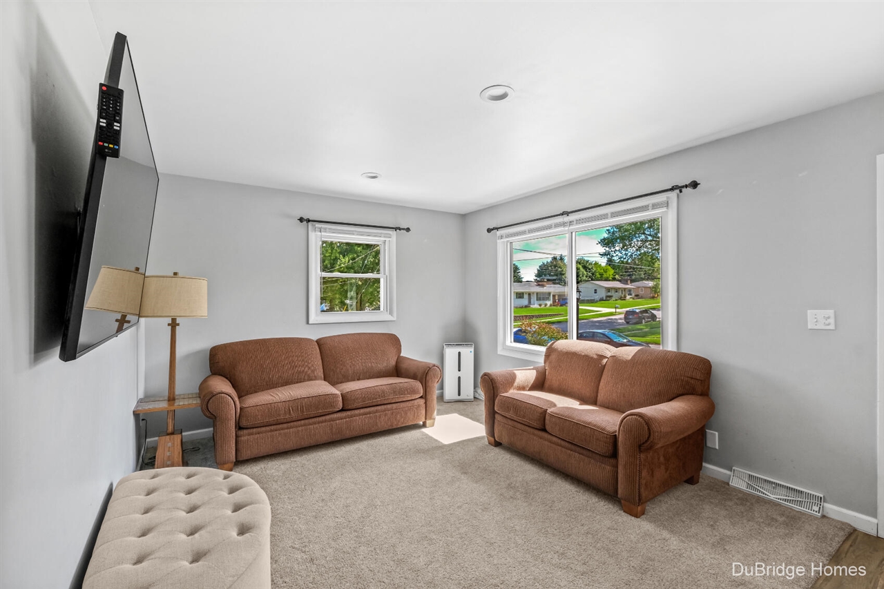 Photo 3 of Single family home for sale at 977 Coventry Dr, Grand Rapids, MI 49544 | MLS# 70560326 | Listing updated on 2026-10-09