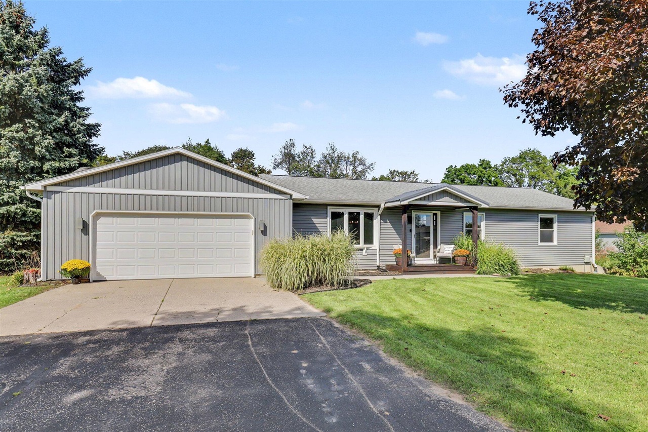 Photo 2 of Single family home for sale at 5015 Dio Dr, Cedar Springs, MI 49319 | MLS# 70560369 | Listing updated on 2026-10-06