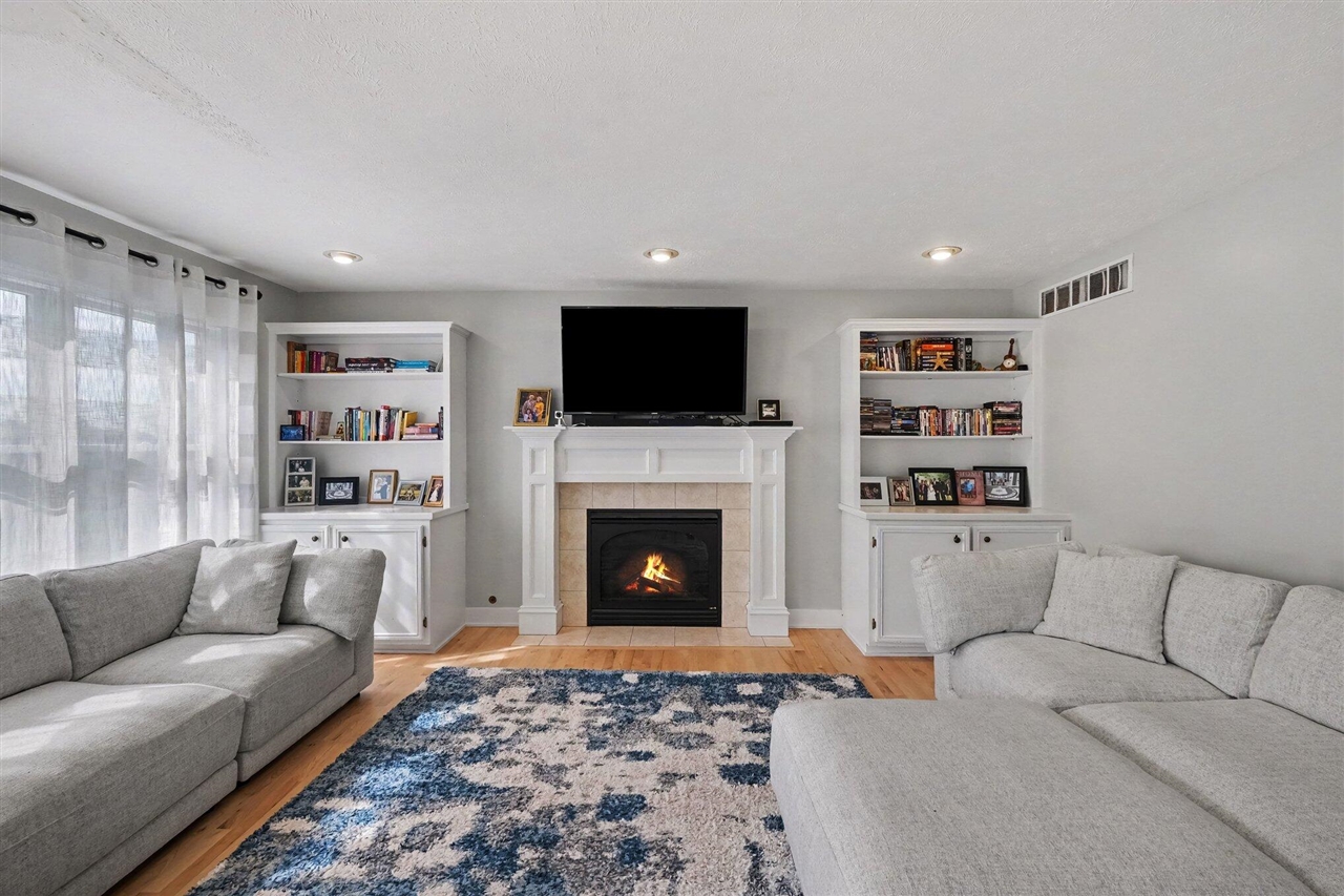 Photo 3 of Single family home for sale at 8550 Fowler Ct, Rockford, MI 49341 | MLS# 70560456 | Listing updated on 2026-10-01