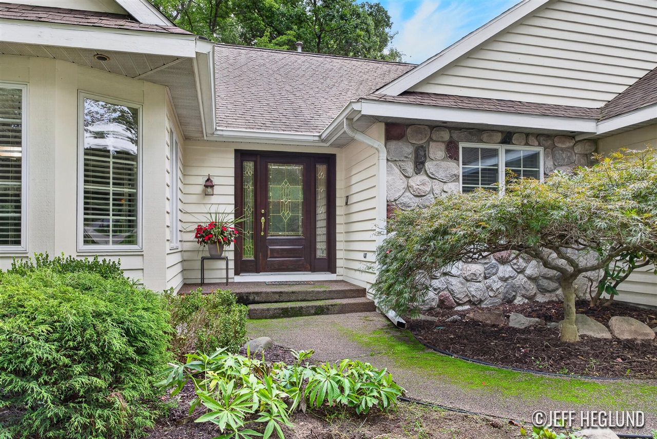Photo 4 of Single family home for sale at 1926 Country Brk Dr, Ada, MI 49301 | MLS# 70560492 | Listing updated on 2026-09-25