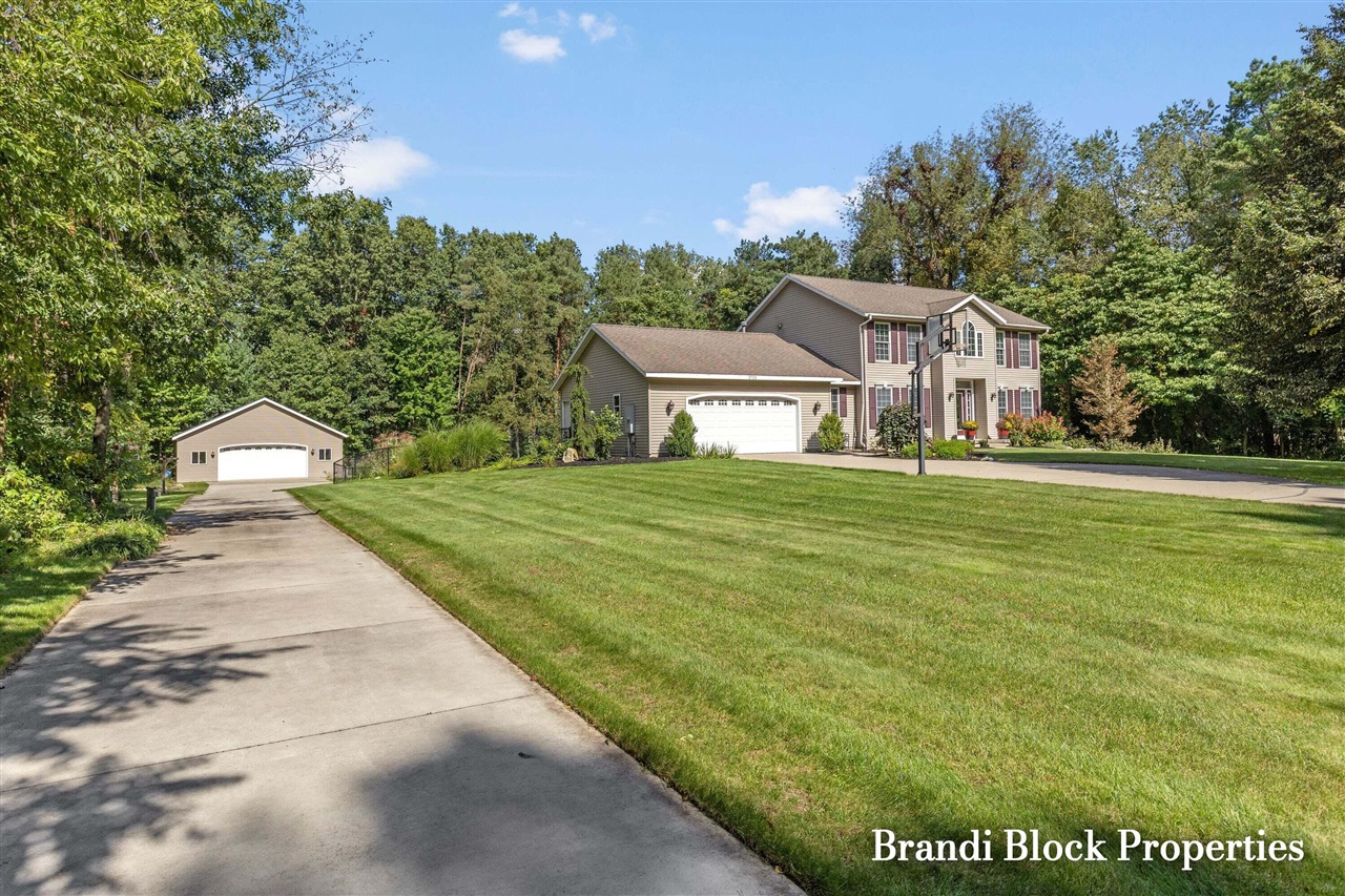 Photo 2 of Single family home for sale at 3733 Webber Pines Dr, Grand Rapids, MI 49525 | MLS# 70560577 | Listing updated on 2026-09-28