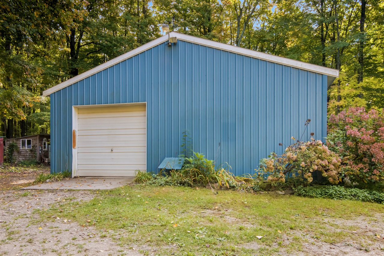 Photo 4 of Single family home for sale at 11781 Downs Dr, Le Roy, MI 49655 | MLS# 70560772 | Listing updated on 2026-10-05