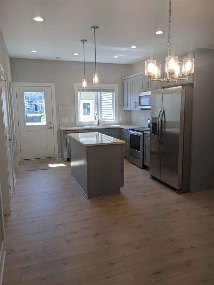 Listing Photo 5 - Condo for sale in building located at 291 Vis Grn Dr, Holland, MI 49423