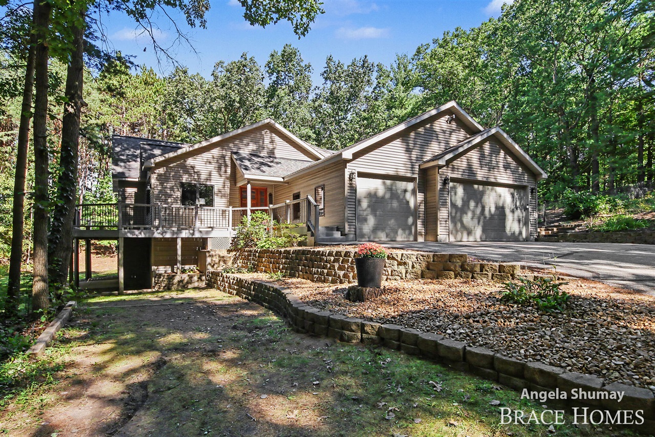 Photo 2 of Single family home for sale at 4661 Windcliff Dr, Rockford, MI 49341 | MLS# 70560924 | Listing updated on 2026-09-30