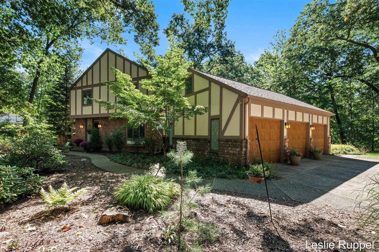 Photo 2 of Single family home for sale at 1700 Mont Rue Dr, Grand Rapids, MI 49546 | MLS# 70560942 | Listing updated on 2026-09-27