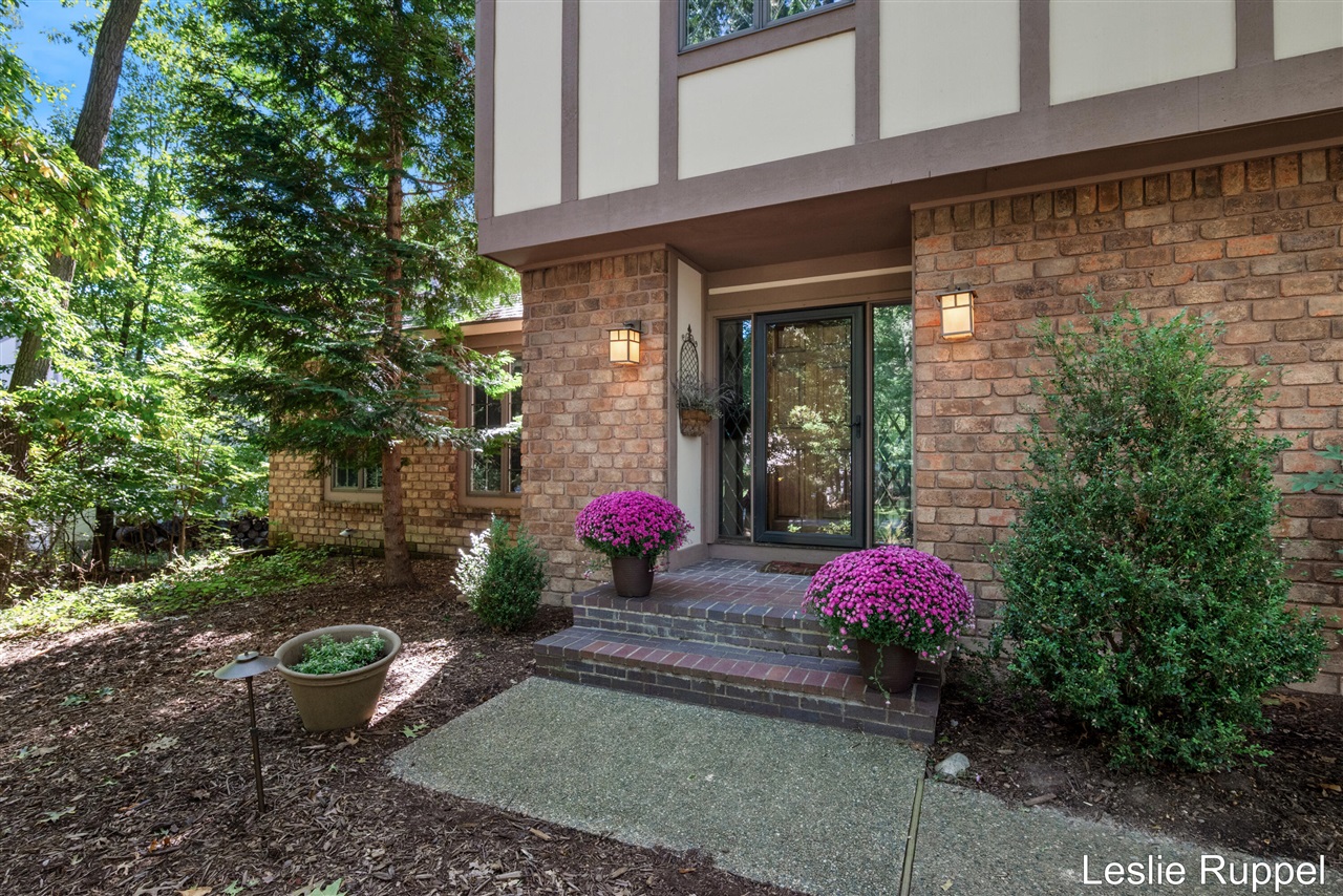 Photo 4 of Single family home for sale at 1700 Mont Rue Dr, Grand Rapids, MI 49546 | MLS# 70560942 | Listing updated on 2026-09-27