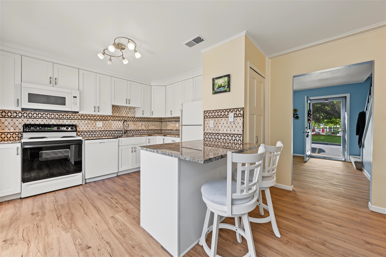 Photo 3 of Condo for sale at 905 Medford Ct, Rochester Hills, MI 48307 | MLS# 70561726 | Listing updated on 2026-10-03