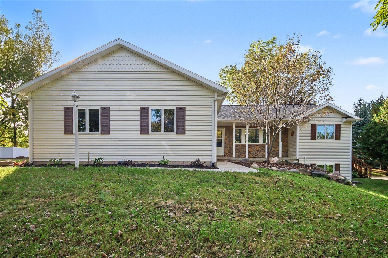 Photo 2 of Sale Pending at 4533 Fruit Ridge Ave, Grand Rapids, MI 49544 | MLS# 70561836 | Listing updated on 2026-10-06