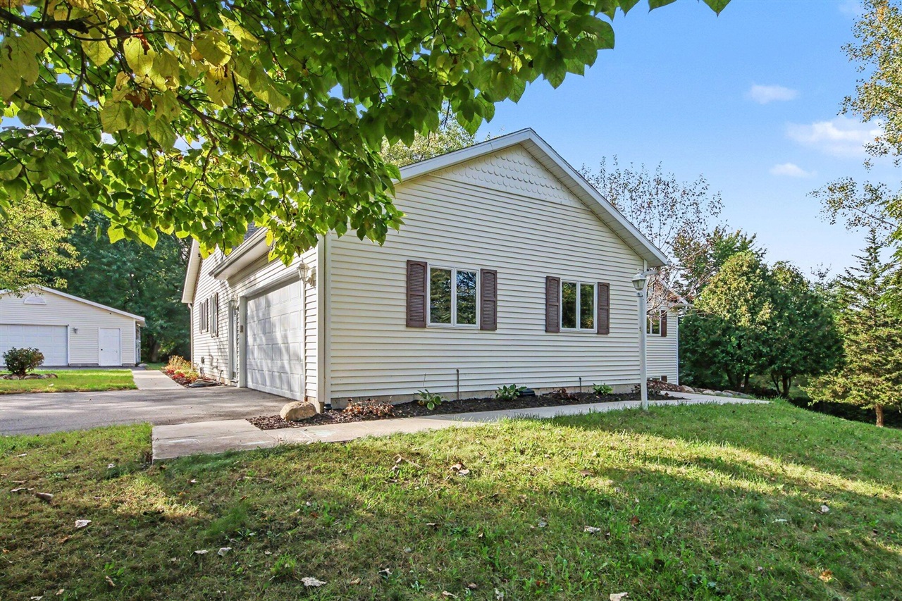 Photo 3 of Sale Pending at 4533 Fruit Ridge Ave, Grand Rapids, MI 49544 | MLS# 70561836 | Listing updated on 2026-10-06