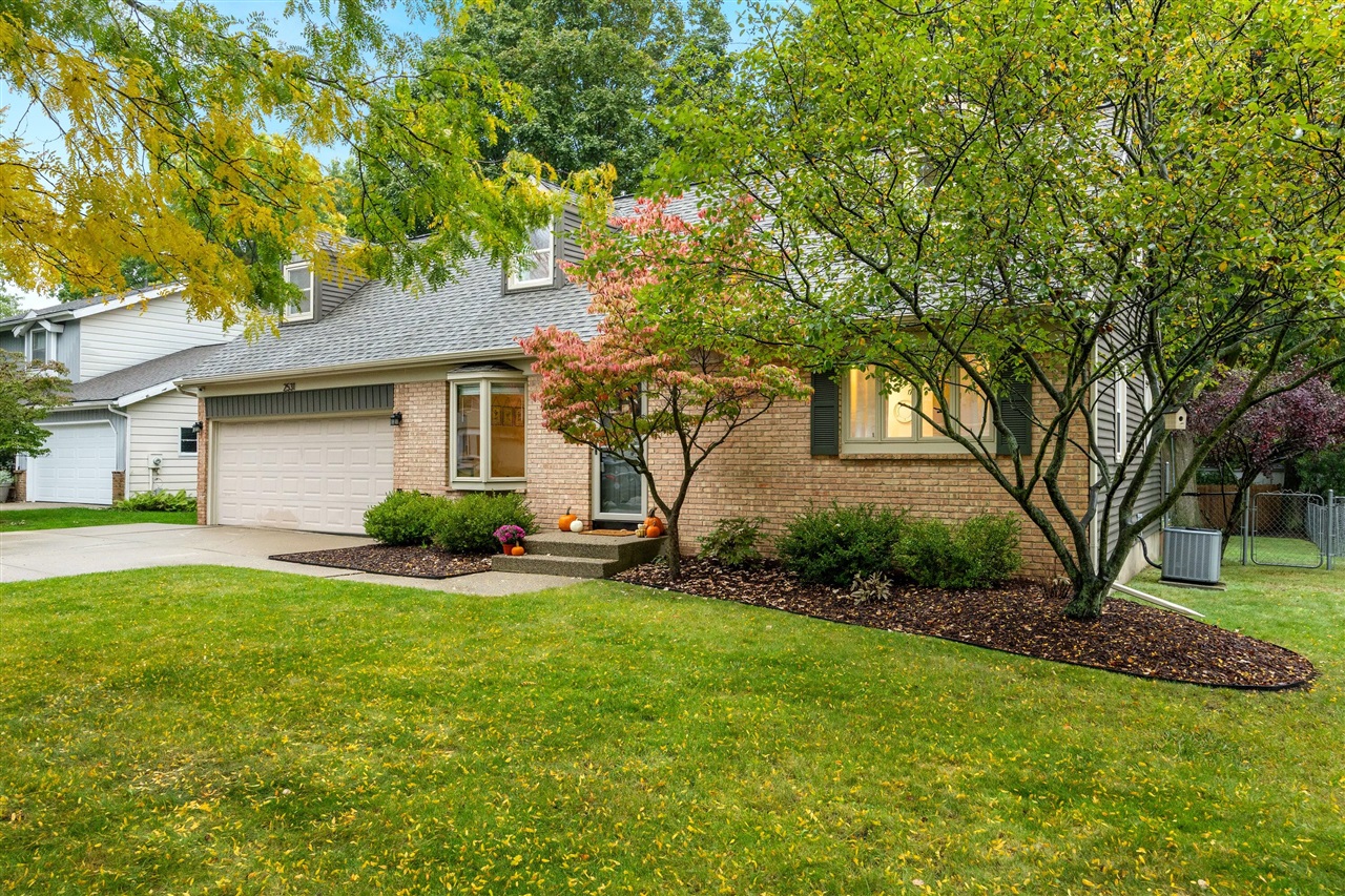 Photo 3 of Sale Pending at 2531 Longmeadow St, Grand Rapids, MI 49504 | MLS# 70561861 | Listing updated on 2026-10-08