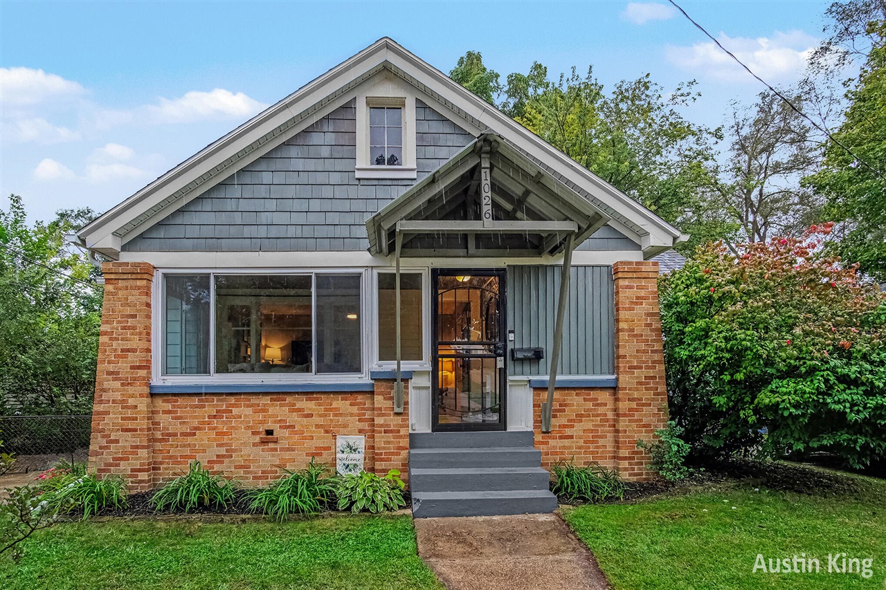 Photo 1 of Single family home for sale at 1026 Hollywood St, Grand Rapids, MI 49505 | MLS# 70561897 | Listing updated on 2026-10-07
