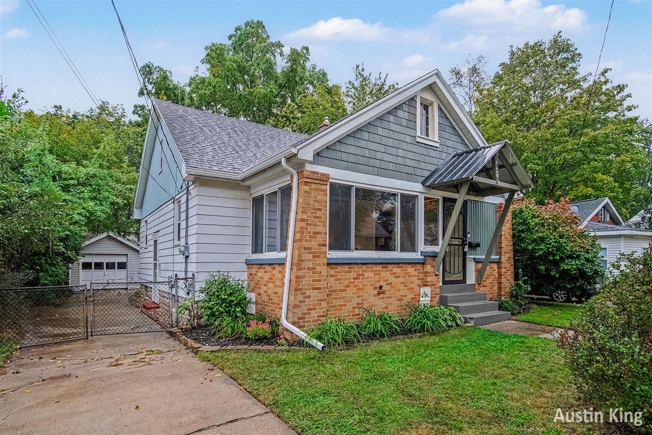 Photo 3 of Single family home for sale at 1026 Hollywood St, Grand Rapids, MI 49505 | MLS# 70561897 | Listing updated on 2026-10-07