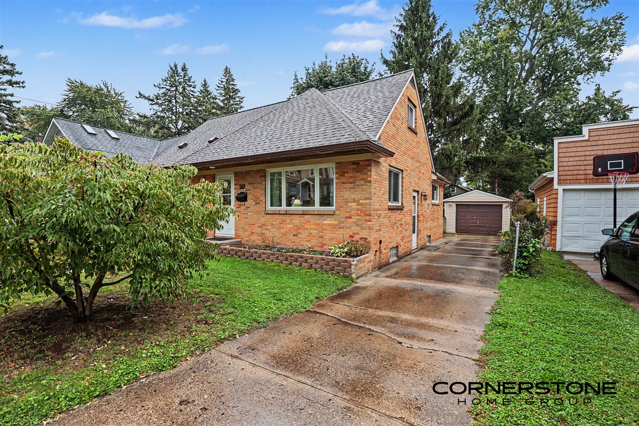 Photo 2 of Sale Pending at 874 Beechwood St, Grand Rapids, MI 49505 | MLS# 70561907 | Listing updated on 2026-10-05