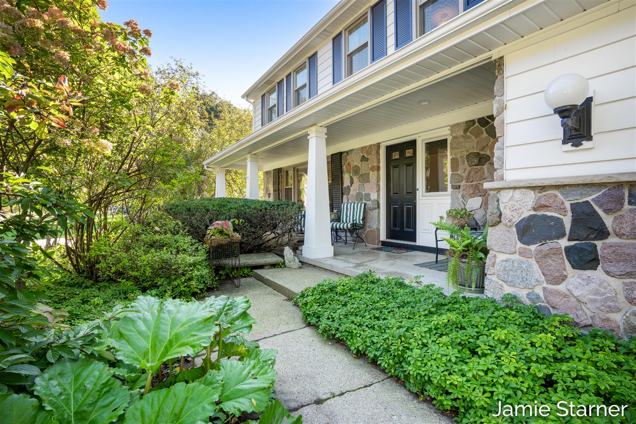 Photo 2 of Sale Pending at 2110 Blueberry Dr, Grand Rapids, MI 49504 | MLS# 70561919 | Listing updated on 2026-10-04