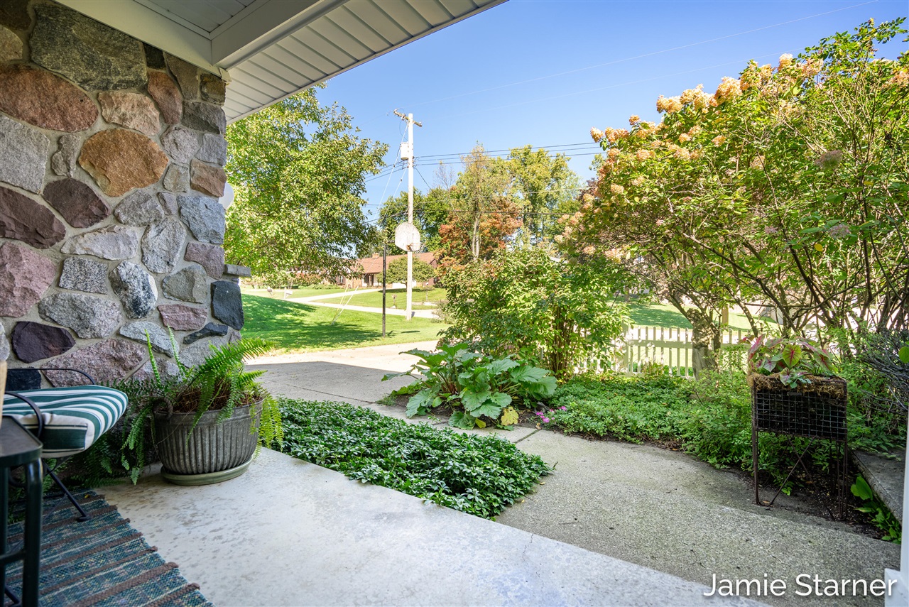 Photo 3 of Sale Pending at 2110 Blueberry Dr, Grand Rapids, MI 49504 | MLS# 70561919 | Listing updated on 2026-10-04