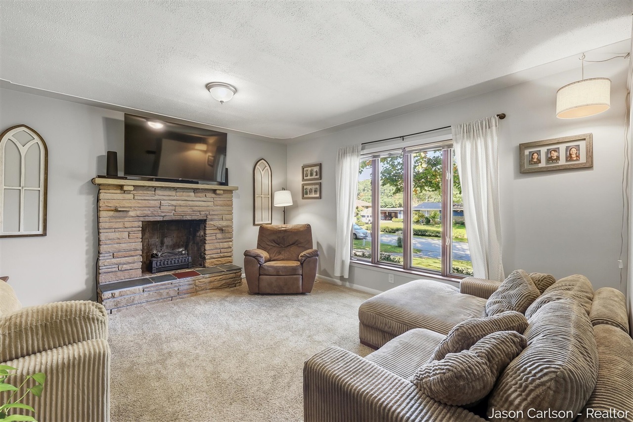 Photo 3 of Single family home for sale at 2525 Bristolwood Dr, Grand Rapids, MI 49544 | MLS# 70562017 | Listing updated on 2026-10-04
