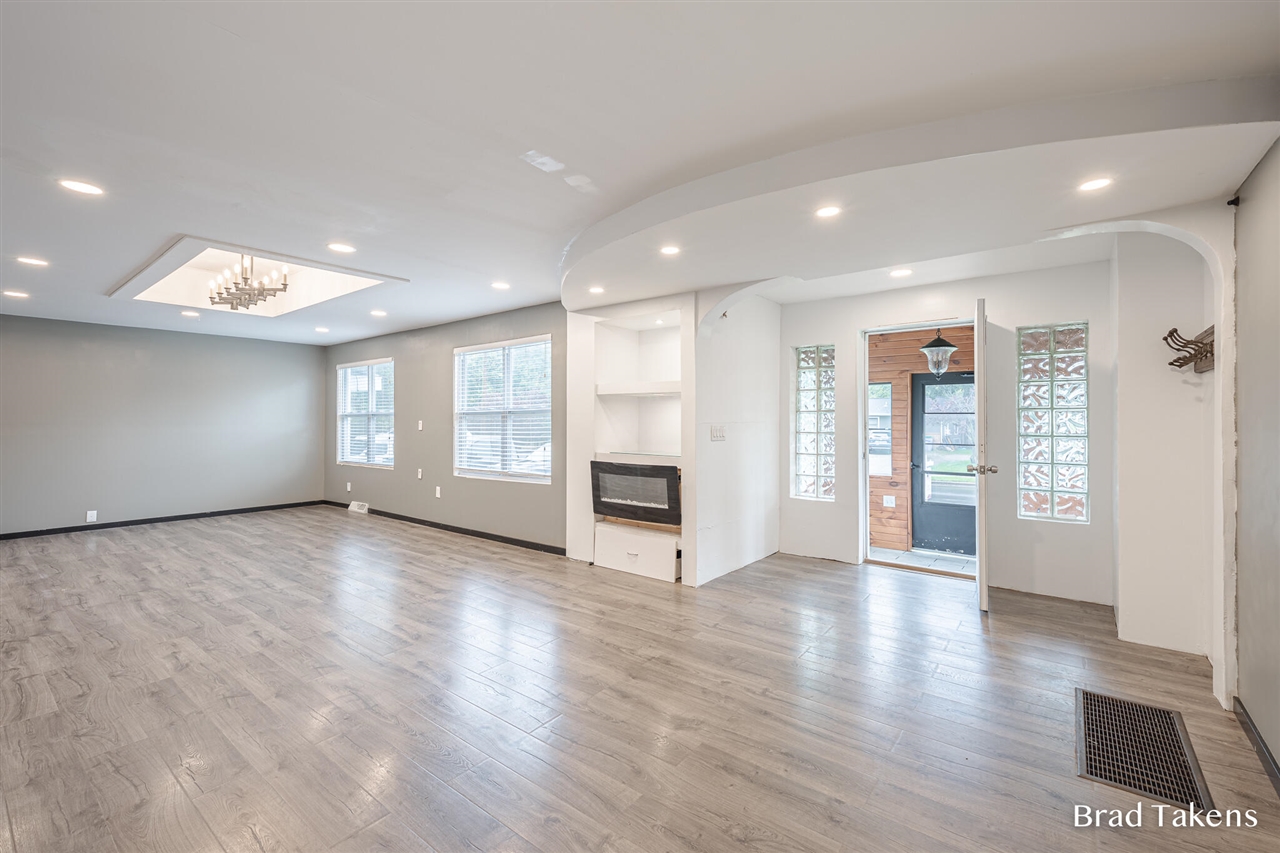 Photo 3 of Single family home for sale at 1559 Laughlin Dr, Grand Rapids, MI 49504 | MLS# 70562155 | Listing updated on 2026-10-07
