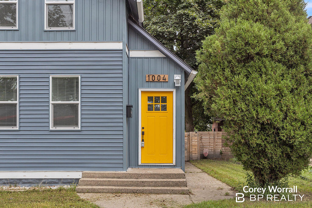Photo 2 of Single family home for sale at 1004 Garfield Ave, Grand Rapids, MI 49504 | MLS# 70562176 | Listing updated on 2026-10-08