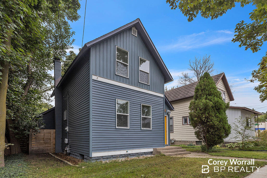 Photo 3 of Single family home for sale at 1004 Garfield Ave, Grand Rapids, MI 49504 | MLS# 70562176 | Listing updated on 2026-10-08