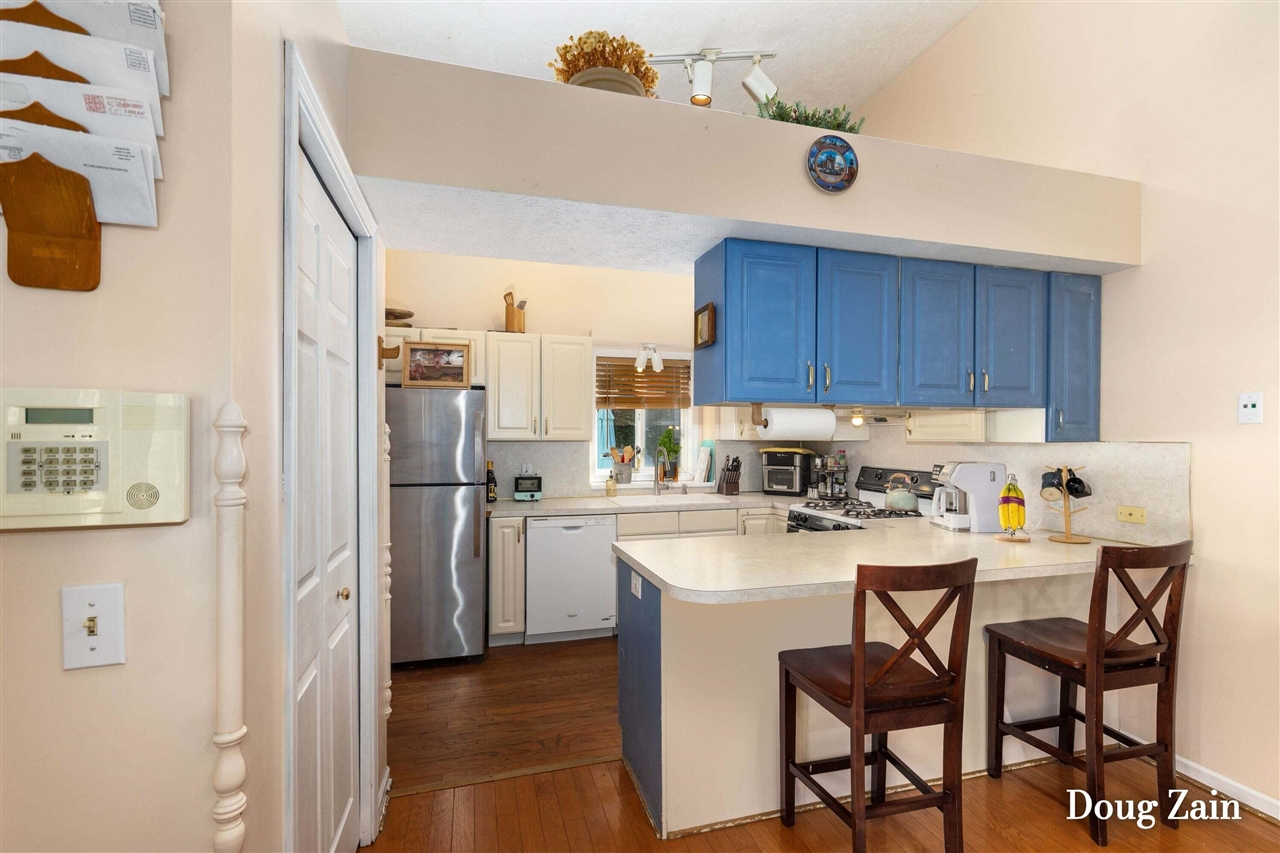 Photo 4 of Single family home for sale at 1860 Sandrel Dr, Grand Rapids, MI 49505 | MLS# 70562299 | Listing updated on 2026-10-03