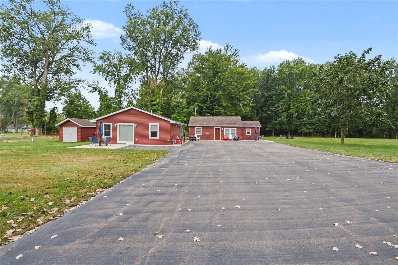 Photo 3 of Single family home for sale at 5568 Paw Lake Rd, Coloma, MI 49038 | MLS# 70562388 | Listing updated on 2026-10-07