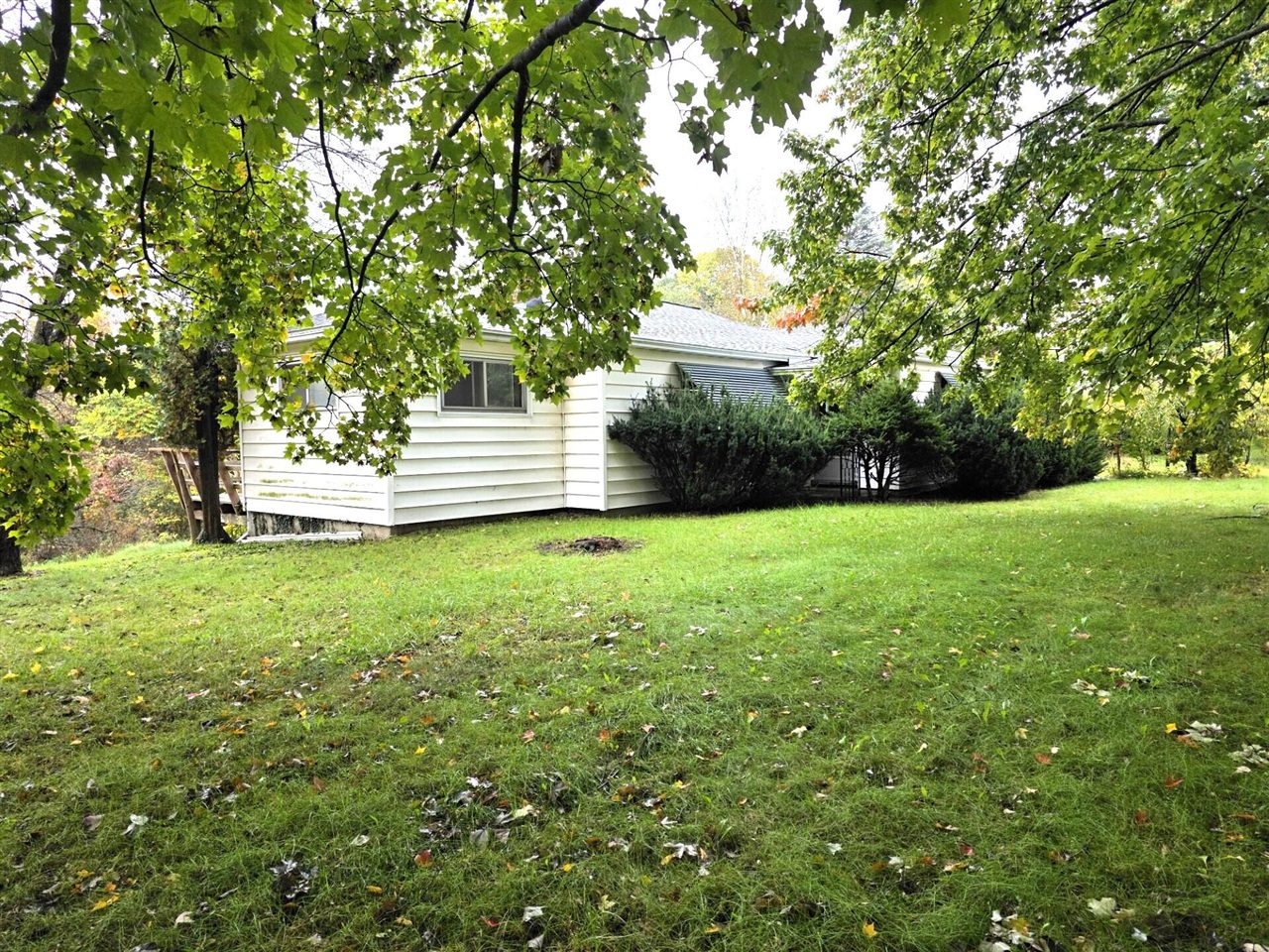 Photo 1 of Single family home for sale at 916 Lincoln Lake Ave, Lowell, MI 49331 | MLS# 70562537 | Listing updated on 2026-10-05
