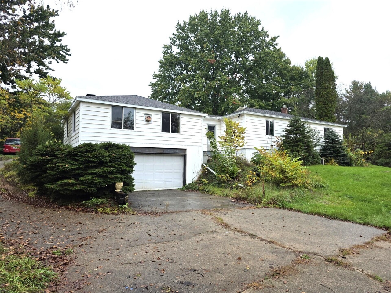Photo 2 of Single family home for sale at 916 Lincoln Lake Ave, Lowell, MI 49331 | MLS# 70562537 | Listing updated on 2026-10-05